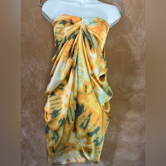 PrettyLittleThing middle  split dress - Picture 3 of 11